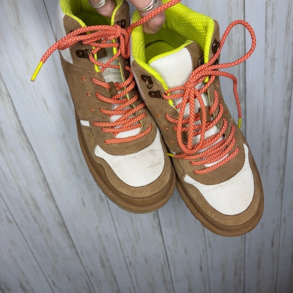 UGG Highland Tan and Cream 10 - Picture 2 of 8